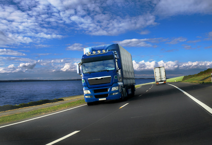 camion bleu grand transport ouvert en route vers une livraison